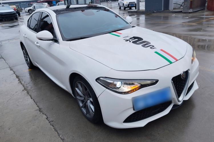 Used Alfa Romeo Giulia 2017 2.0T 200HP Luxury Edition Front Right 45 Deg