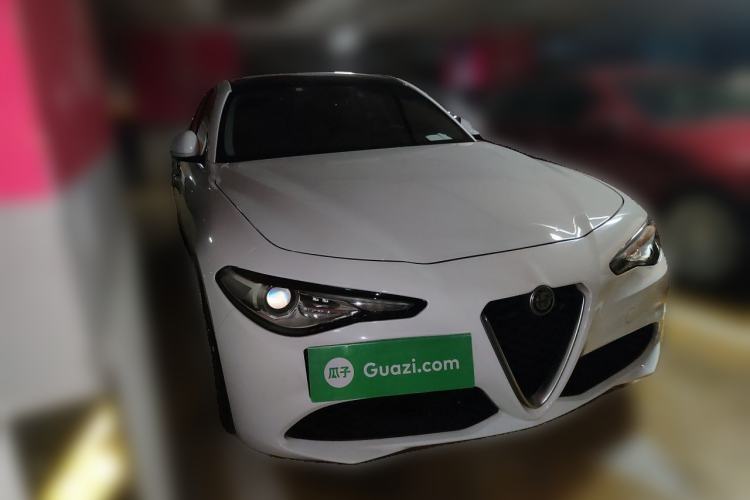 Used Alfa Romeo Giulia 2017 2.0T 280HP Luxury Edition Front Right 45 Deg