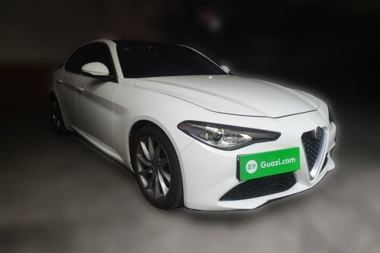 Used Alfa Romeo Giulia 2017 2.0T 200HP Luxury Edition Front Right 45 Deg