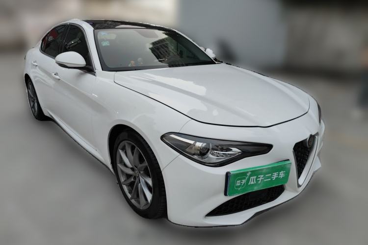 Used Alfa Romeo Giulia 2017 2.0T 200HP Luxury Edition Front Right 45 Deg