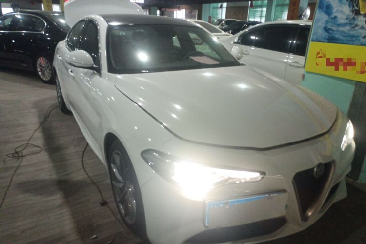 Used Alfa Romeo Giulia 2017 2.0T 200HP Luxury Edition Front Right 45 Deg