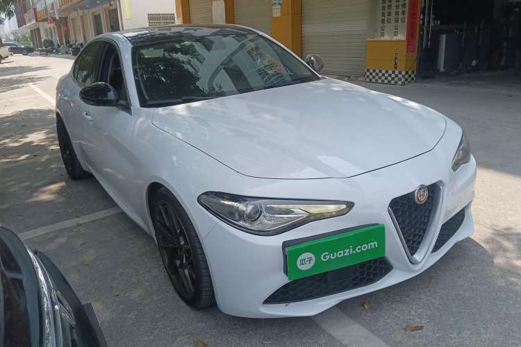 Used Alfa Romeo Giulia 2017 2.0T 280HP Luxury Edition Front Right 45 Deg