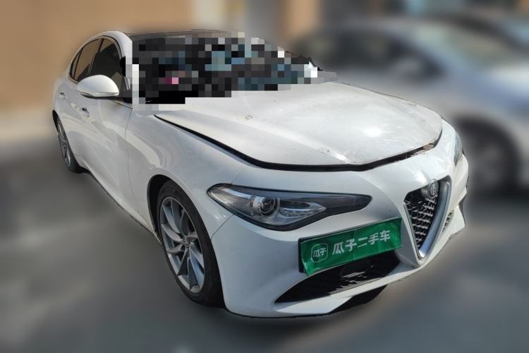 Used Alfa Romeo Giulia 2017 2.0T 200HP Luxury Edition Front Right 45 Deg