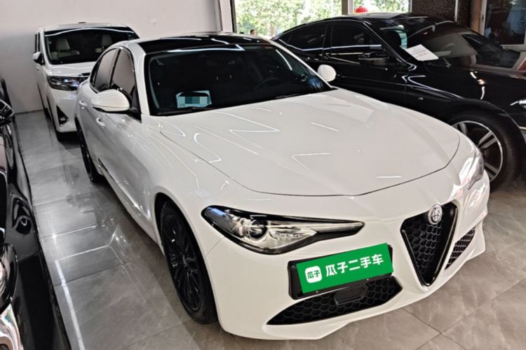 Used Alfa Romeo Giulia 2017 2.0T 280HP Luxury Edition Front Right 45 Deg