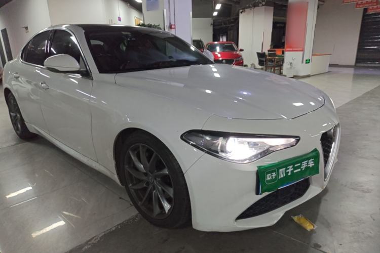 Used Alfa Romeo Giulia 2017 2.0T 200HP Luxury Edition Front Right 45 Deg