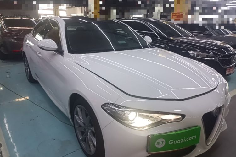 Used Alfa Romeo Giulia 2017 2.0T 200HP Luxury Edition Front Right 45 Deg