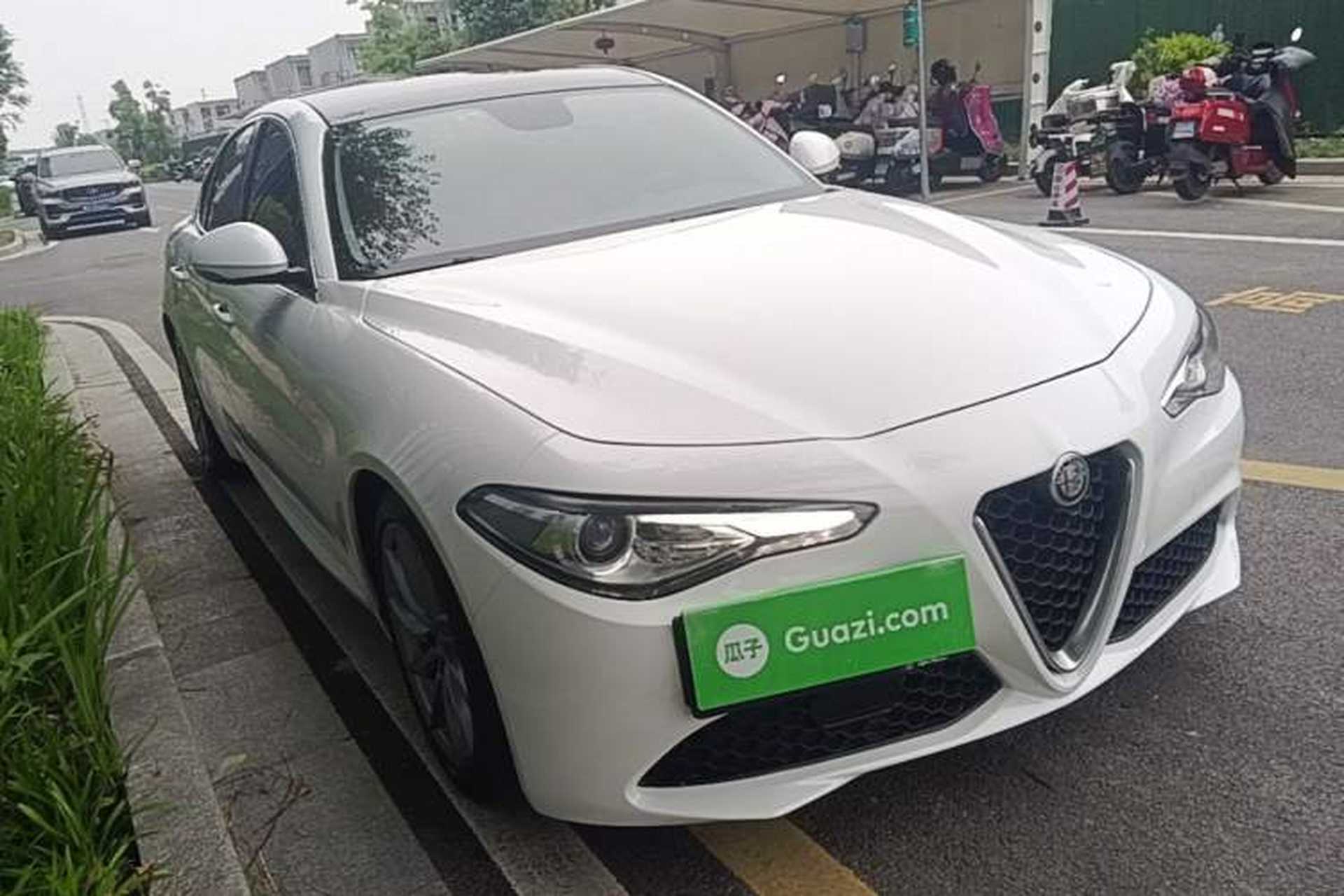 Used Alfa Romeo Giulia 2017 2.0T 200HP Luxury Edition Front Right 45 Deg