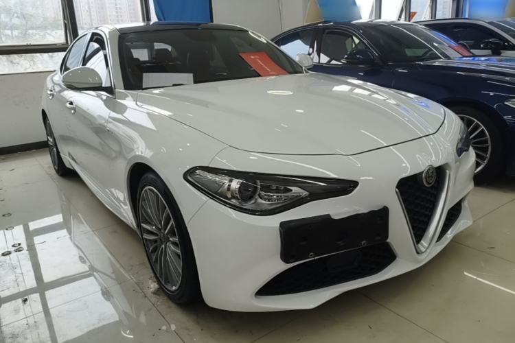 Used Alfa Romeo Giulia 2017 2.0T 280HP Luxury Edition Front Right 45 Deg