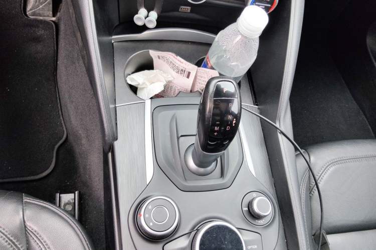 Used Alfa Romeo Giulia 2017 2.0T 280HP Luxury Edition Gear Lever