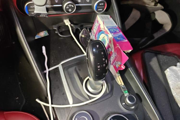 Used Alfa Romeo Giulia 2017 2.0T 200HP Luxury Edition Gear Lever