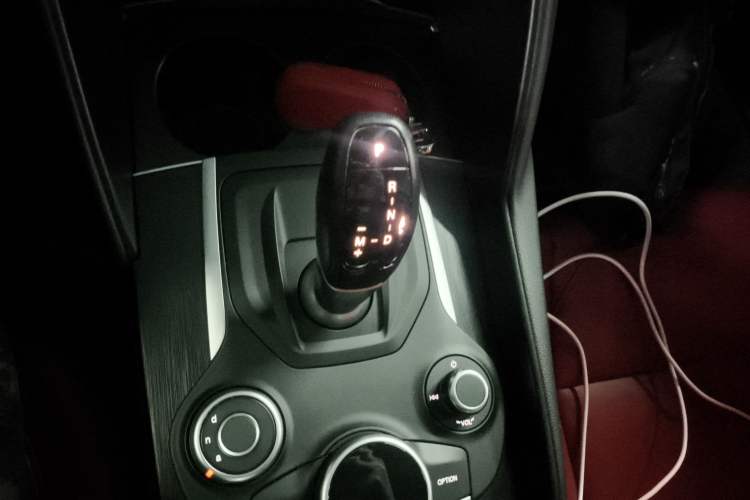 Used Alfa Romeo Giulia 2017 2.0T 200HP Luxury Edition Gear Lever