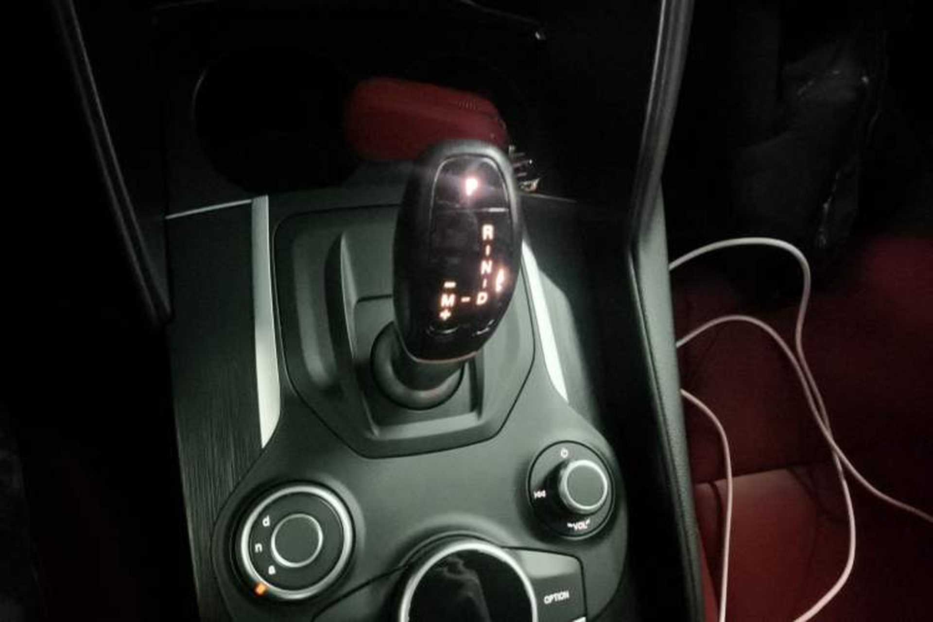 Used Alfa Romeo Giulia 2017 2.0T 200HP Luxury Edition Gear Lever