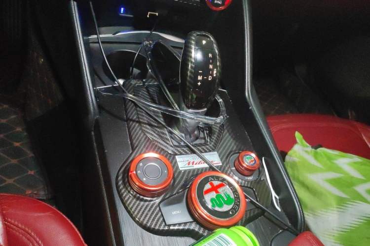 Used Alfa Romeo Giulia 2017 2.0T 200HP Luxury Edition Gear Lever