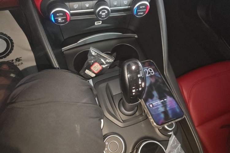 Used Alfa Romeo Giulia 2017 2.0T 200HP Luxury Edition Gear Lever