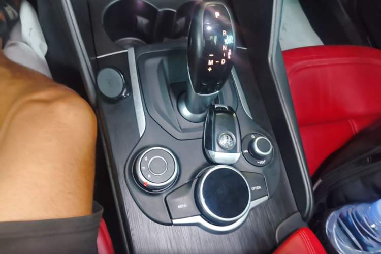 Used Alfa Romeo Giulia 2017 2.0T 280HP Luxury Edition Gear Lever