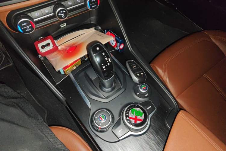 Used Alfa Romeo Giulia 2017 2.0T 280HP Luxury Edition Gear Lever