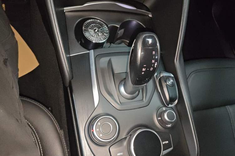 Used Alfa Romeo Giulia 2017 2.0T 280HP Luxury Edition Gear Lever