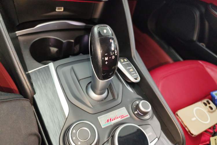 Used Alfa Romeo Giulia 2017 2.0T 200HP Luxury Edition Gear Lever