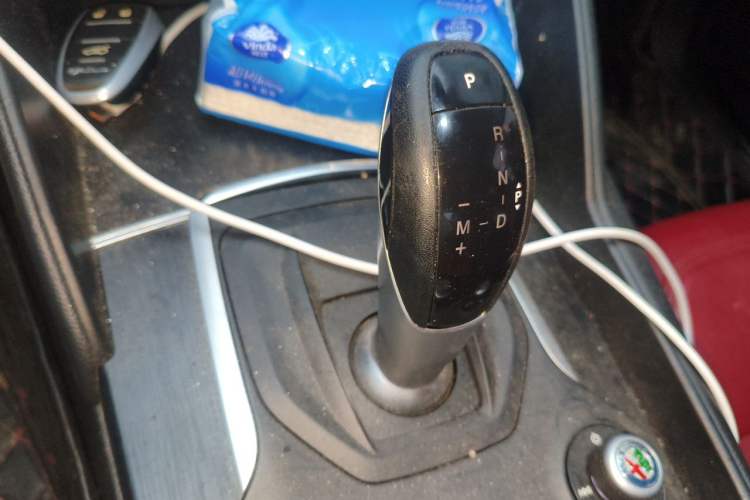 Used Alfa Romeo Giulia 2017 2.0T 280HP Luxury Edition Gear Lever