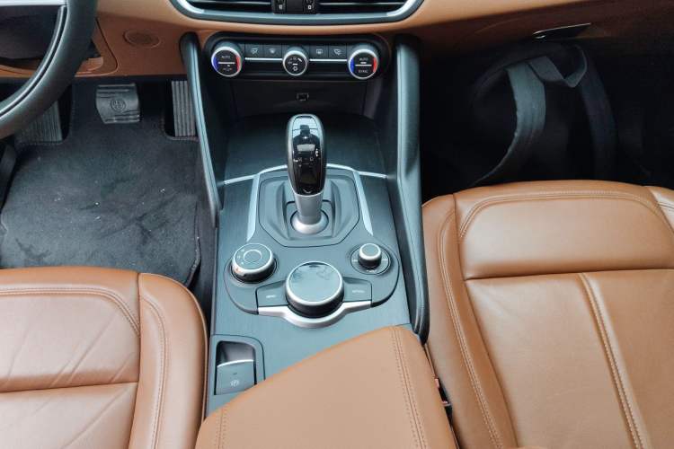 Used Alfa Romeo Giulia 2017 2.0T 200HP Luxury Edition Gear Lever