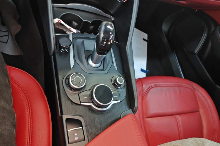 Used Alfa Romeo Giulia 2017 2.0T 280HP Luxury Edition Gear Lever