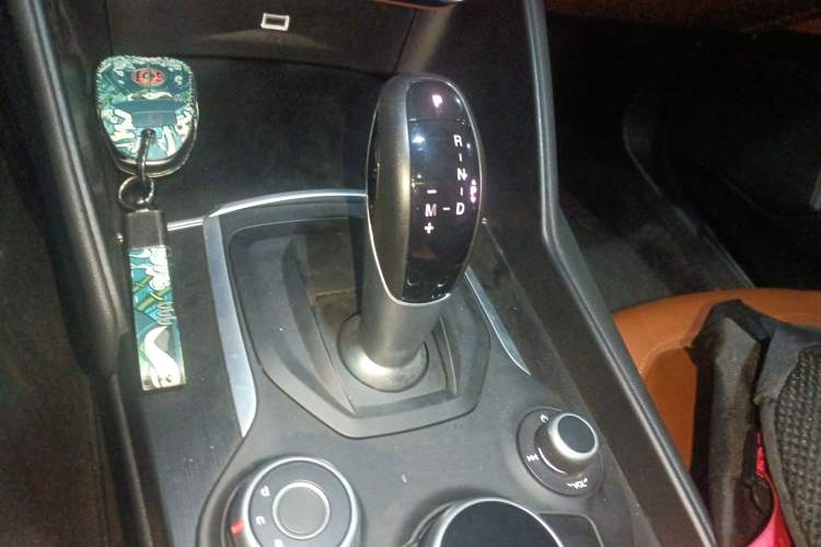 Used Alfa Romeo Giulia 2017 2.0T 200HP Luxury Edition Gear Lever