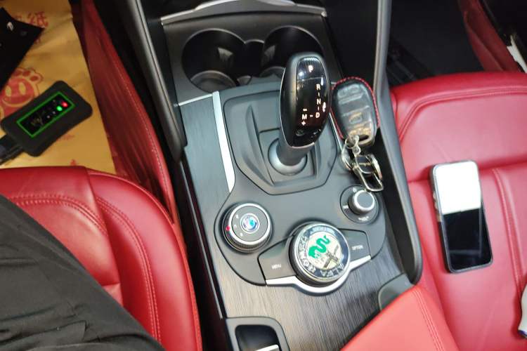 Used Alfa Romeo Giulia 2017 2.0T 200HP Luxury Edition Gear Lever