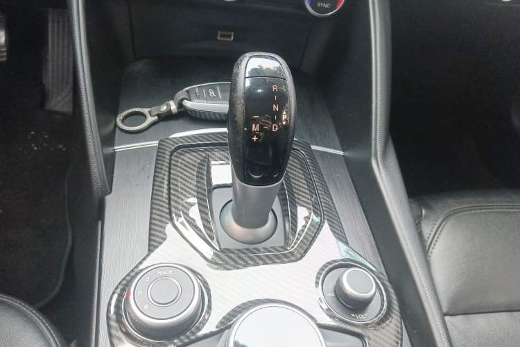 Used Alfa Romeo Giulia 2017 2.0T 280HP Luxury Edition Gear Lever