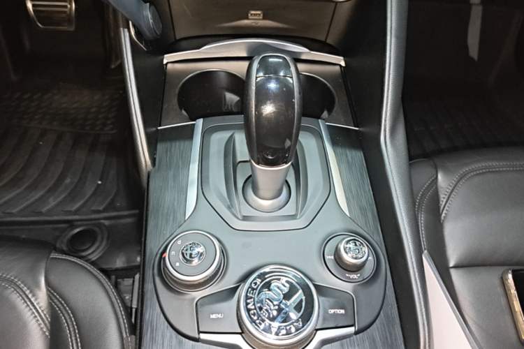 Used Alfa Romeo Giulia 2017 2.0T 280HP Luxury Edition Gear Lever