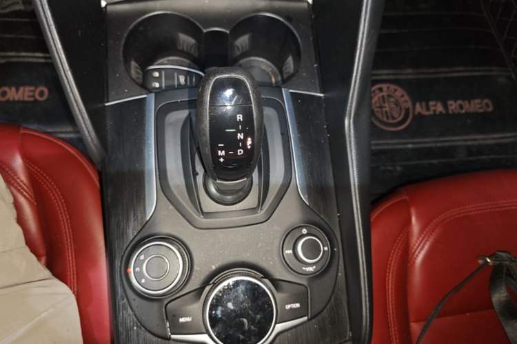 Used Alfa Romeo Giulia 2017 2.0T 200HP Luxury Edition Gear Lever