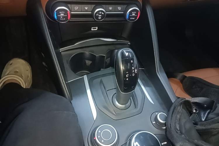 Used Alfa Romeo Giulia 2017 2.0T 200HP Luxury Edition Gear Lever