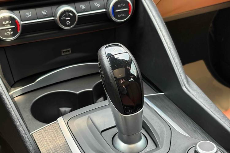 Used Alfa Romeo Giulia 2017 2.0T 200HP Luxury Edition Gear Lever