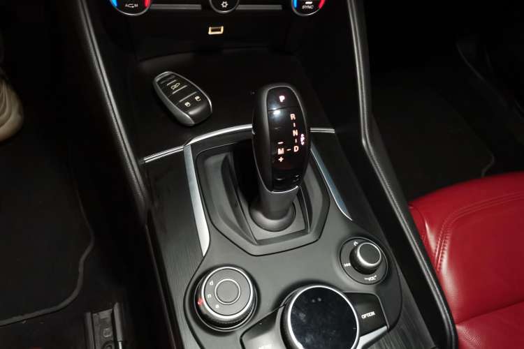 Used Alfa Romeo Giulia 2017 2.0T 280HP Luxury Edition Gear Lever