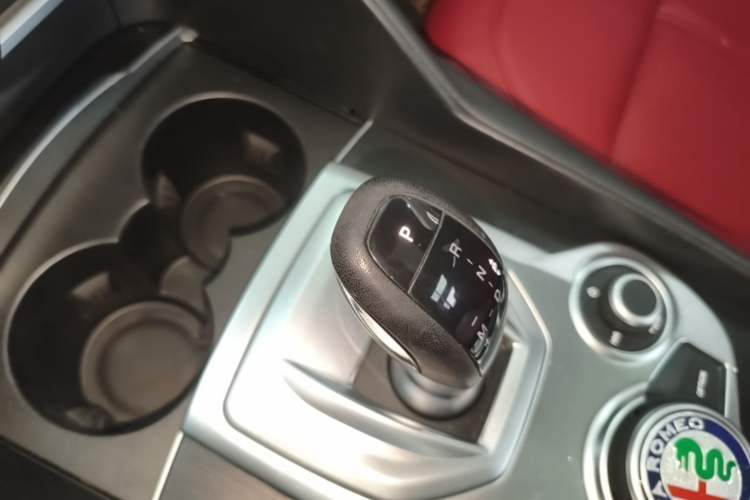 Used Alfa Romeo Giulia 2017 2.0T 280HP Luxury Edition Gear Lever