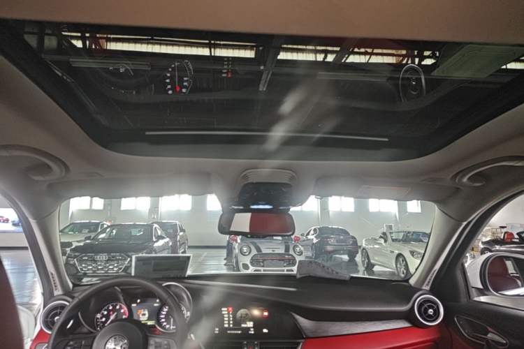 Used Alfa Romeo Giulia 2017 2.0T 200HP Luxury Edition Headliner