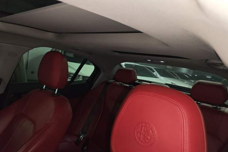 Used Alfa Romeo Giulia 2017 2.0T 200HP Luxury Edition Headliner
