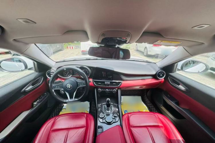 Used Alfa Romeo Giulia 2017 2.0T 200HP Elite Edition Interior 1