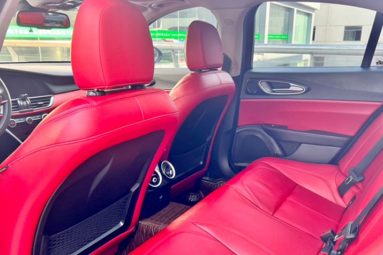 Used Alfa Romeo Giulia 2017 2.0T 280HP Luxury Edition Interior 1