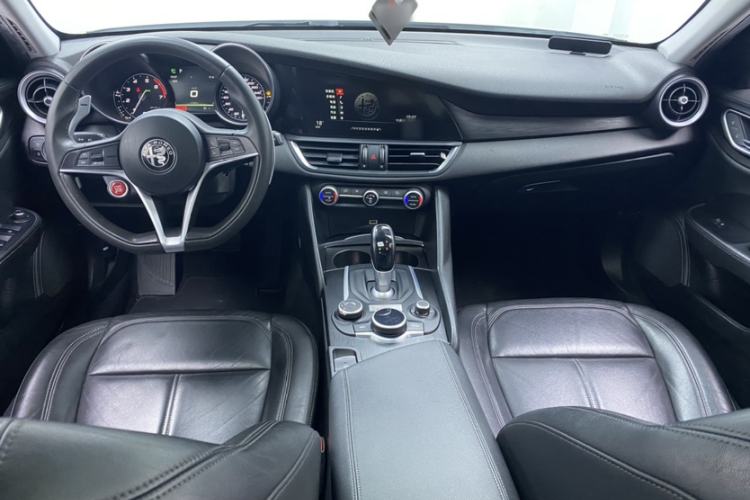 Used Alfa Romeo Giulia 2017 2.0T 280HP Luxury Edition Interior 1