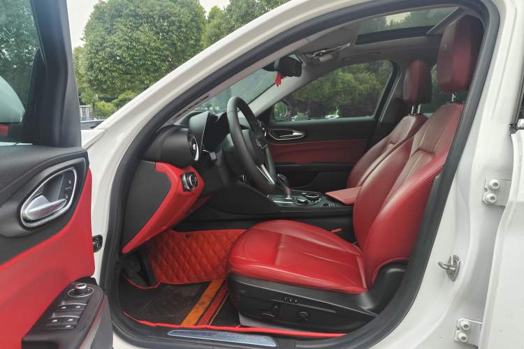 Used Alfa Romeo Giulia 2017 2.0T 200HP Luxury Edition Interior 1
