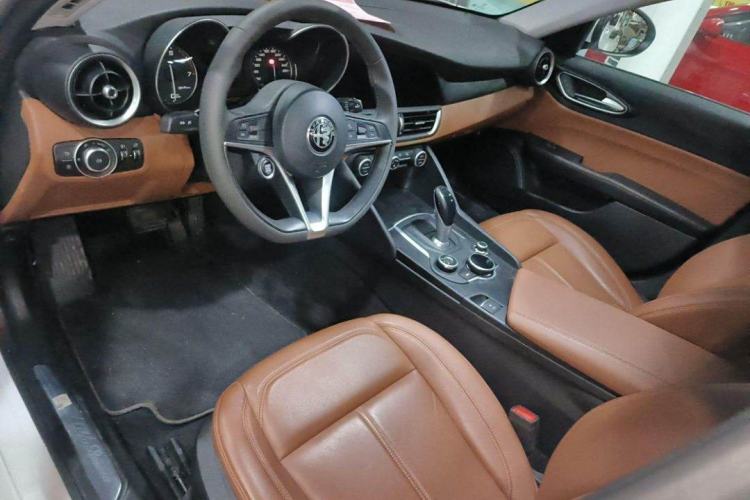 Used Alfa Romeo Giulia 2017 2.0T 200HP Luxury Edition Interior 1