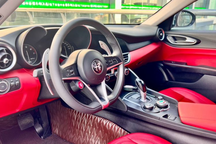 Used Alfa Romeo Giulia 2017 2.0T 280HP Luxury Edition Interior 2