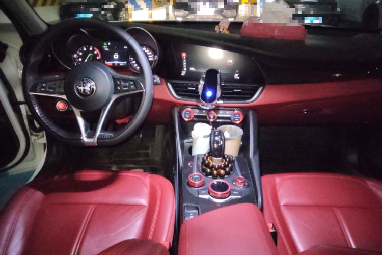 Used Alfa Romeo Giulia 2017 2.0T 200HP Luxury Edition Interior 2