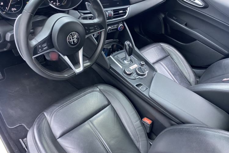 Used Alfa Romeo Giulia 2017 2.0T 280HP Luxury Edition Interior 2
