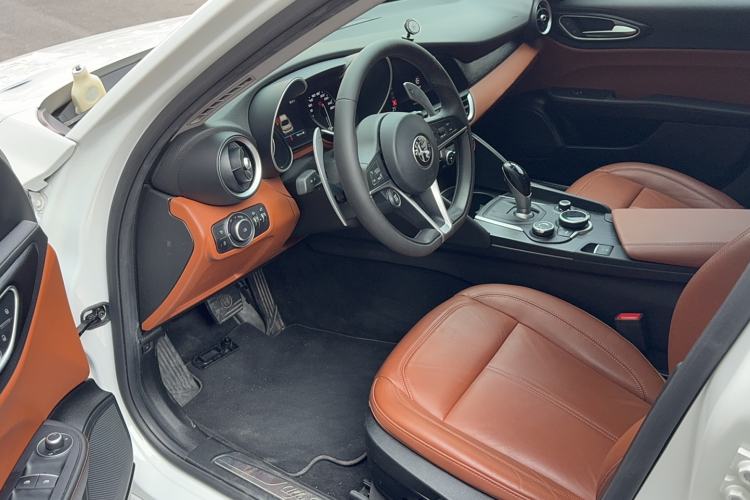 Used Alfa Romeo Giulia 2017 2.0T 280HP Luxury Edition Interior 2