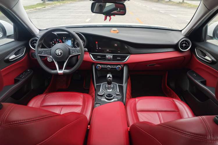 Used Alfa Romeo Giulia 2017 2.0T 200HP Luxury Edition Interior 2