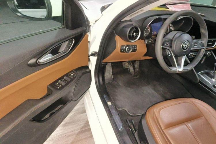 Used Alfa Romeo Giulia 2017 2.0T 200HP Luxury Edition Interior 2