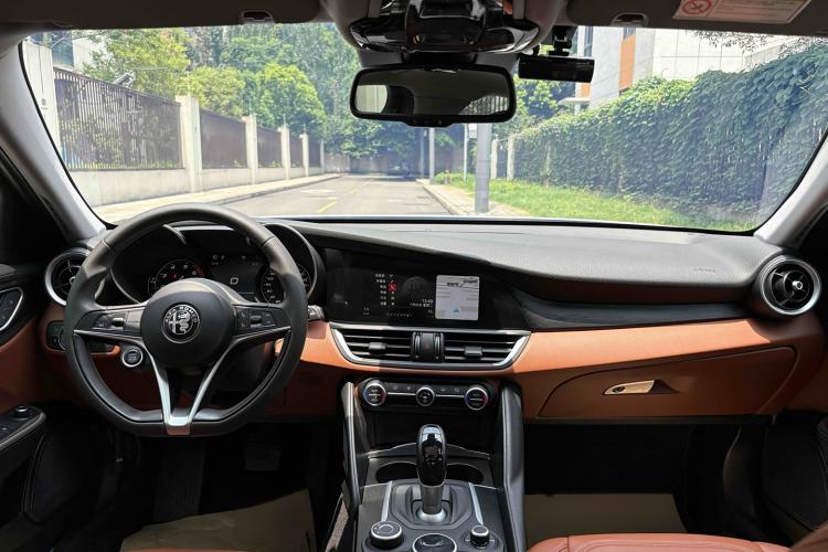 Used Alfa Romeo Giulia 2017 2.0T 200HP Luxury Edition Interior 2