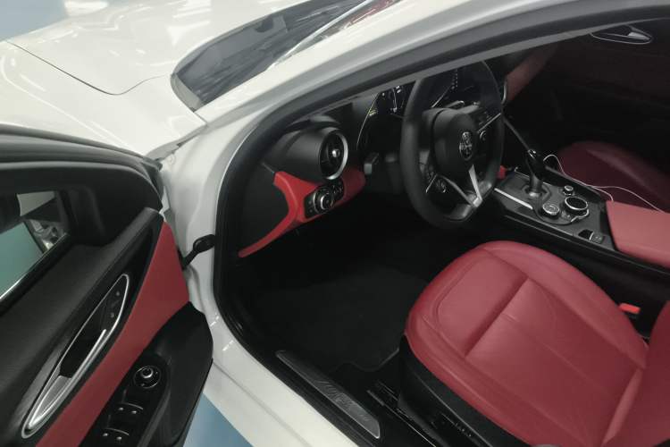 Used Alfa Romeo Giulia 2017 2.0T 200HP Luxury Edition Interior 3
