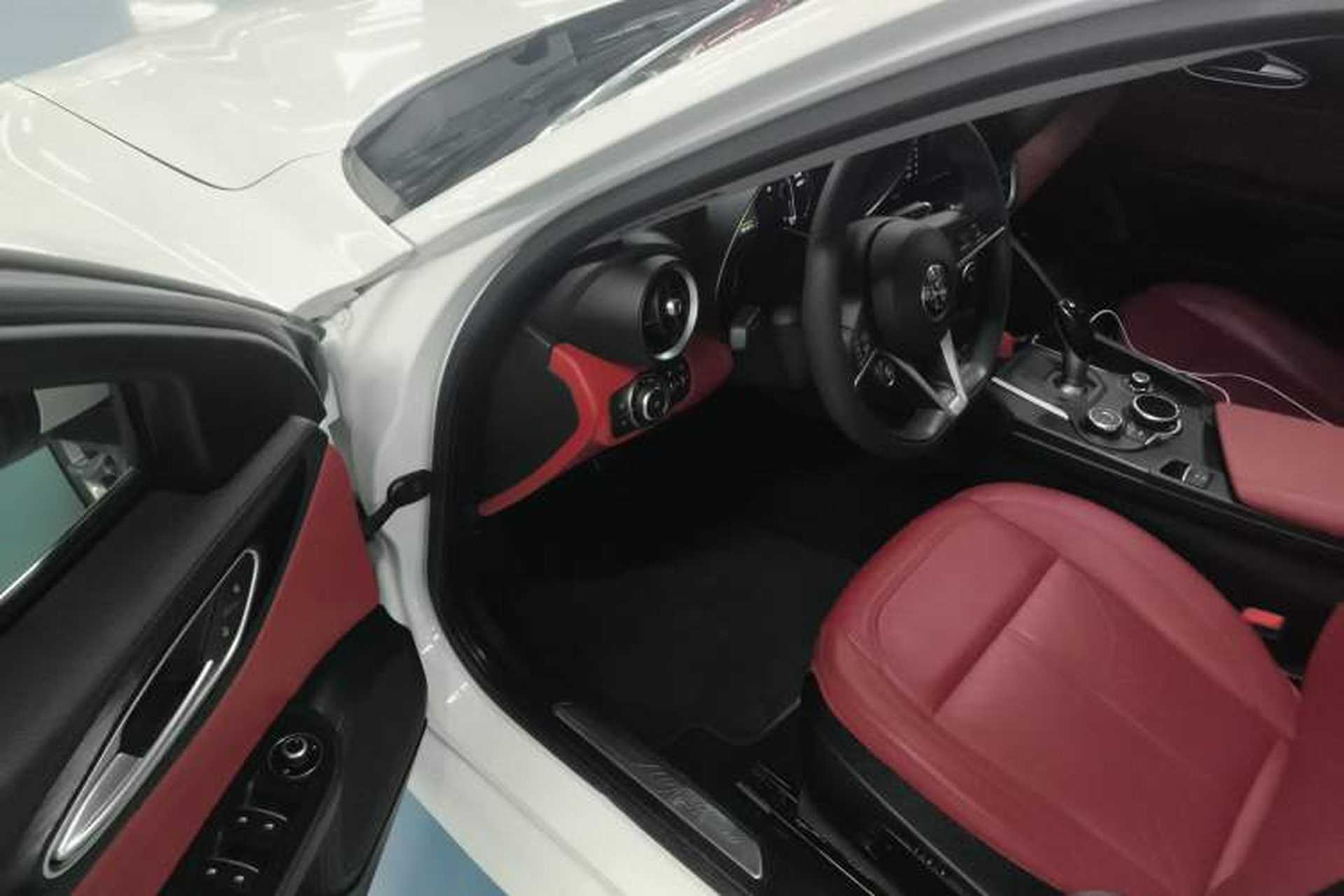 Used Alfa Romeo Giulia 2017 2.0T 200HP Luxury Edition Interior 3
